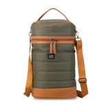 Matera verde militar con detalles en cuero color suela, con correa de galón regulable y manija superior. Cuenta con bolsillo interior con cierre y compartimiento apto para termos de 1000 ml de capacidad.