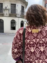 Chaqueta acolchada con estampado ikat en tonos beige y marrón, de corte holgado y cuello mao.