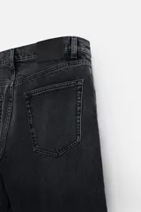 Pantalón de jean celeste con efecto lavado, corte flare fit y caída baggy desde la rodilla hasta el tobillo. Tiene cinco bolsillos y cierre frontal con botones.