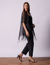 Kimono plisado color gris, marca Do Jessica McClintock, con terminación de ruedo con flecos.