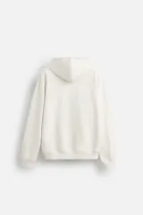 Sudadera con capucha gris confeccionada en tejido de algodón con interior rizo. Tiene manga larga, bolsillo frontal tipo canguro y acabados en rib.