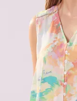 Blusa sin mangas en gasa estampada, marca Zac & Rachel. Escote en V y abertura central con botones. Hombros con detalle de puntilla. Terminación de ruedo en capas.