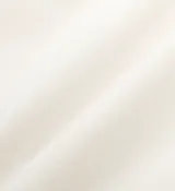 Cárdigan con cremallera color crema, con cuello y puños acanalados en azul marino. Logotipo bordado en el pecho.