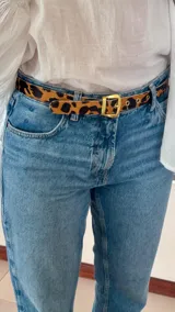 Cinturón de cuero con estampado animal print de leopardo y hebilla dorada cuadrada.