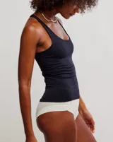 Musculosa blanca ajustada al cuerpo, con breteles finos y escote cuadrado.