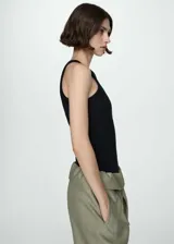Musculosa negra de algodón con tejido de canalé y cuello redondo.