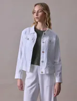 Campera de lino color beige, marca Dash, con abertura central y botones. Tiene bolsillos aplicados en la parte delantera.