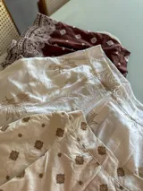 Shorts color beige con bordado floral, de tiro alto y cintura elástica.