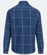 Camisa de franela azul con estampado de cuadros blancos y beige, de manga larga y cuello camisero.