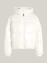 Campera puffer blanca de nailon con relleno de plumón, capucha fija, cierre de cremallera, puños elásticos y dos bolsillos delanteros.