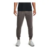Pantalón de jogging gris con logo de Under Armour en la pierna izquierda. Cuenta con cintura elástica, bolsillos laterales con cierre y puños acanalados.