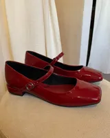 Ballerinas acharoladas negras con punta cuadrada y tira sobre el empeine.