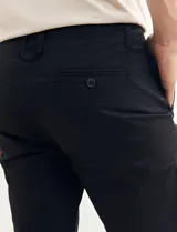 Bermuda de gabardina color verde con bolsillos laterales y traseros.