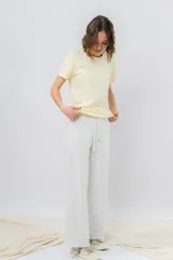 Pantalón jogger wide fit color amarillo pastel, confeccionado en algodón suave, con cintura elástica con cordón ajustable y bolsillos laterales funcionales.