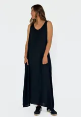 Vestido largo negro de algodón, corte recto y sin mangas.