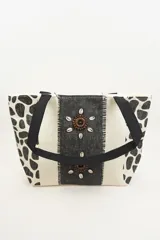 Bolso tipo tote con estampado animal print y detalles de decoración con conchas marinas.