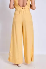 Pantalón ancho de tiro alto color vino, con pliegues frontales y bolsillos laterales.