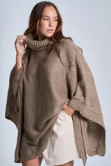 Poncho polerón negro tejido con cuello alto y mangas 3/4.