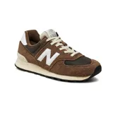 Championes New Balance modelo 574, color marrón oscuro con detalles en marrón más claro y blanco. Presentan capellada de gamuza y malla, logo 'N' blanco en el lateral y entresuela ENCAP de color crema.