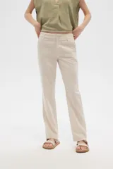 Pantalón de lino color verde oliva con estampado de flores color crema, de corte recto.