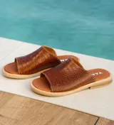 Chatas plateadas de cuero vacuno, con suela de goma y punta redonda. Producto de horma chica, se recomienda pedir un talle más.