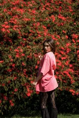 Remerón rosa con estampa de un pescado azul y texto en la parte delantera.