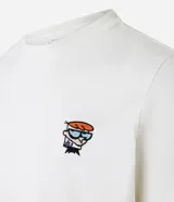 Remera blanca de algodón con cuello redondo y mangas cortas. Estampado pequeño en el pecho con el personaje Dexter del Laboratorio de Dexter.