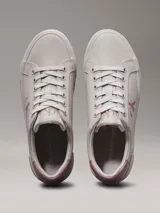 Zapatillas urbanas Calvin Klein color gris claro con plataforma y logo CK en el lateral. Presentan detalles en color rosa en el talón y el logo.