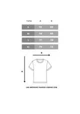 Remera blanca de algodón con corte oversize y estampado con el logo de la marca en el pecho.