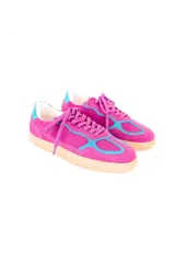 Championes de cuero vacuno color fucsia con detalles en celeste, de estilo deportivo vintage.