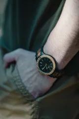 Reloj Vernoir con caja de madera de Zebrano y malla de Chacate Preto con incrustaciones de madera de Zebrano. Esfera negra con marcadores minimalistas en blanco y manecillas negras.