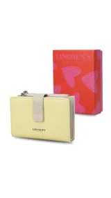 Billetera color amarillo pastel con cierre de cremallera y presilla con broche. Incluye espacio para tarjetas, billetes y monedero con cierre.