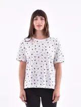 Remera blanca con estampado de ojos y pestañas en negro.
