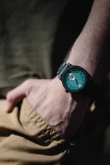 Reloj Chenaut Saphir d’Ébène con movimiento de cuarzo, caja y malla de madera de ébano, esfera azul zafiro con detalles dorados, cristal Hardlex resistente a los arañazos y cierre oculto con botón.