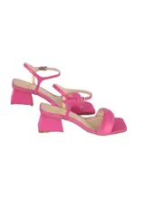 Sandalias fucsia de cuero con tira ancha, pulsera delicada al tobillo y tacón bloque de 5 cm.