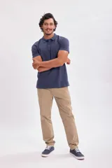 Pantalón chino color tostado, de corte recto y tiro medio.