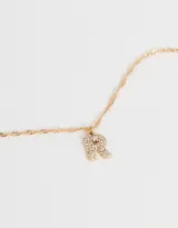 Cadena corta dorada con dije de la letra A cubierto de strass.
