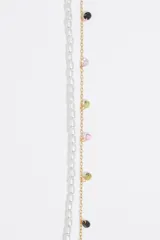 Collar doble, uno de perlas y otro de cadena dorada con cristales de colores.