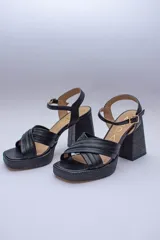 Sandalias de plataforma de 9 cm color fucsia metalizado, con tiras cruzadas y pulsera con hebilla para un calce perfecto.