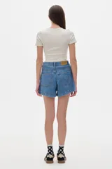 Short de denim negro, tiro medio.