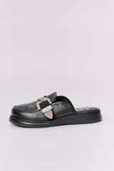 Sueco de cuero negro con hebilla plateada con strass.
