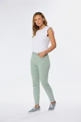 Pantalón de gabardina color verde claro, con corte recto, tiro medio, cinco bolsillos y spandex.