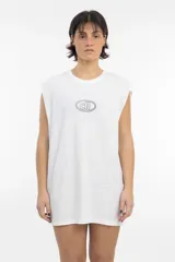 Musculosa negra con logo ovalado estampado en el pecho.