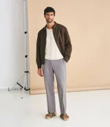 Campera masculina color marrón confeccionada en sarga, con cuello inglés, cierre de cremallera frontal, manga larga y bolsillos con detalles.