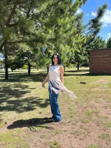 Musculosa color beige con cuello redondo y detalle de flecos largos en el ruedo.