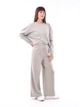Pantalón de corte recto en verde grisáceo, con cintura elástica y cordón ajustable.