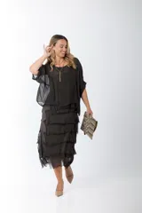 Vestido marrón con capa superior de seda italiana y falda midi con volados. Incluye forro de algodón elastizado.