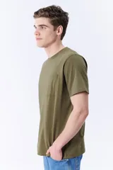 Remera verde militar de manga corta con cuello redondo y bolsillo en el pecho.