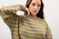 Sweater de punto con rayas en colores marrón y verde, de corte holgado.