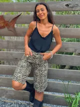 Bermuda de jean con estampado animal print.